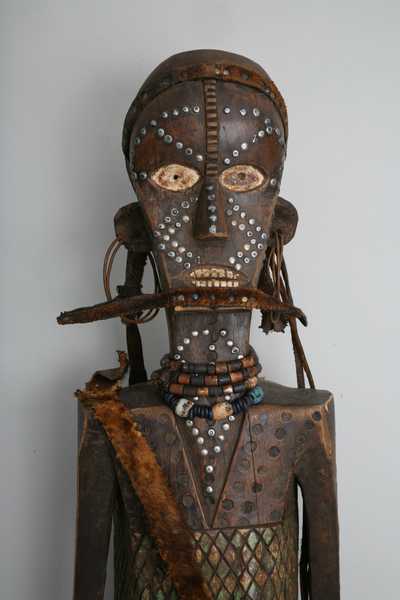 Ngata(wangata,Ntomba), d`afrique : Rép.démoncratique du Congo., statuette Ngata(wangata,Ntomba), masque ancien africain Ngata(wangata,Ntomba), art du Rép.démoncratique du Congo. - Art Africain, collection privées Belgique. Statue africaine de la tribu des Ngata(wangata,Ntomba), provenant du Rép.démoncratique du Congo., 966.Sarcophage ou cercueil anthropomorphe  féminin h.177cm., efomba appelé aussi bonganga.Ils sont recouvert de motifs géométriques peints en polychrome.Ils ont une tête impressionante.Ces sacophages étaient commadités  par les dignitaires importants. Devant contenir les ossements exhumés de défunt Içi une personnalité très importante,Région de l